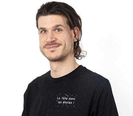 T-shirt unisexe brodé la tête dans les étoiles